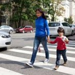 LECCE: Mamma multata davanti alla scuola mentre accompagna il bambino nel plesso scolastico. Tolleranza “zero” della Polizia Municipale di Lecce, ma mancano i parcheggi