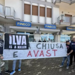 PESANTE CONTESTAZIONE AL MINISTRO ADOLFO URSO A TARANTO. I CITTADINI PIANGONO I LORO MORTI E AMMALATI. LUI SI PREOCCUPA PER L’ALTOFORNO SEQUESTRATO DAI MAGISTRATI E RINNOVA IL RICATTO OCCUPAZIONALE