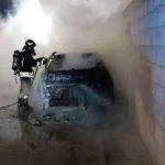 NOTTE DI FUOCO NEL SALENTO: DISTRUTTI UN ESCAVATORE E UN SUV