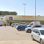 SQUINZANO, RAPINA AL SUPERMERCATO: UOMO ARMATO DI COLTELLO MINACCIA LA CASSIERA E FUGGE CON L’INCASSO SQUINZANO, RAPINA AL SUPERMERCATO: UOMO ARMATO DI COLTELLO MINACCIA LA CASSIERA E FUGGE CON L’INCASSO