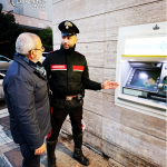 TRUFFA DEGLI SCONTRINI AL BANCOMAT: ANZIANA DERUBATA DOPO UN PRELIEVO, I CARABINIERI METTONO IN GUARDIA