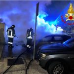 LECCE, NELLA NOTTE DUE AUTO FERME IN STRADA DISTRUTTE DALLE FIAMME