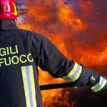 INCENDIO NOTTURNO NELL’AREA INDUSTRIALE DI CURSI: QUATTRO AUTO RIDOTTE IN CENERE IN UNA RIVENDITA
