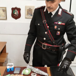 PRESUNTO SPACCIATORE TENTA DI SFUGGIRE ALLA PATTUGLIA DEI CARABINIERI, MA FINISCE IN MANETTE