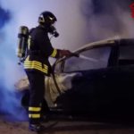 AUTO IN FIAMME NELLA MARINA DI SANT’ISIDORO: INTERVENTO DEI VIGILI DEL FUOCO E INDAGINI IN CORSO