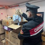 CI RISIAMO. COME OGNI ANNO DI QUESTO PERIODO RITORNANO LE VECCHIE BRUTTISSIME ABITUDINI DEI BOTTI. I CARABINIERI SEQUESTRANO MEZZA TONNELLATA DI FUOCHI PIROTECNICI ILLEGALI IN UN’ABITAZIONE PRIVATA