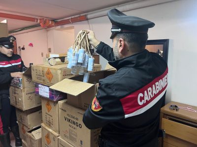 CI RISIAMO. COME OGNI ANNO DI QUESTO PERIODO RITORNANO LE VECCHIE BRUTTISSIME ABITUDINI DEI BOTTI. I CARABINIERI SEQUESTRANO MEZZA TONNELLATA DI FUOCHI PIROTECNICI ILLEGALI IN UN’ABITAZIONE PRIVATA