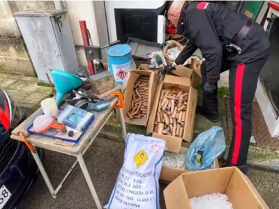 LA GUERRA DEI BOTTI DI FINE ANNO. A MONTERONI SCOPERTO LABORATORIO CLANDESTINO IN PIENO CENTRO ABITATO. ARRESTATO, UN UOMO VA AI DOMICILIARI