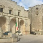 GIURDIGNANO, RAFFICA DI COLPI DAVANTI A UN MARKET: SPUNTA UN MACHETE, FERITO UN QUARANTENNE