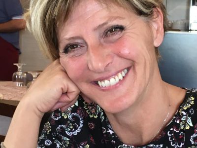 L’INTERVISTA / MADE IN ITALY: SANGUE, PETROLIO O LINFA VITALE? ELISA BUONO: “La convinzione in quello che faccio mi rende competitiva ogni giorno. Il rumore delle macchine da cucire è il mio inno nazionale”