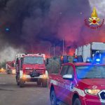 INFERNO DI FUOCO NEL SALENTO: VASTO INCENDIO A LEQUILE, IN FIAMME L’AREA DELL’ECOCENTRO. NUBE NERA VISIBILE A CHILOMETRI DI DISTANZA