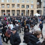 A PROPOSITO DEL FLASH MOB DI IERI IN PIAZZA SANT’ORONZO Servizi fotografici e video di interviste e documentazione, negli spazi on line da ieri su questa home page Oggi qui di seguito il resoconto di Beatrice Sicuro e un commento del direttore  ( CON GLI AUGURI DI BUON ANNO )