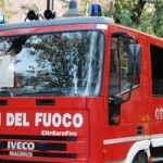 DONNA SPEGNE INCENDIO ASPETTANDO I SOCCORSI