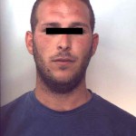 AI DOMICILIARI, SI SCAGLIA SUI CARABINIERI DURANTE CONTROLLO: ARRESTATO