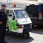 RUBANO UNA MOTOAPE DELLA NETTEZZA URBANA E SI SCHIANTANO CONTRO UN’AUTO IN SOSTA