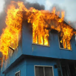 AGENTI DI POLIZIA DI OTRANTO IN SOCCORSO DI UN DISABILE E DI UN’ANZIANA RIMASTI INTRAPPOLATI NELLA LORO ABITAZIONE MINACCIATA DA UN INCENDIO