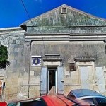 I CITTADINI IN DIFESA DEL “PALAZZO DELLA CULTURA” DI CASTRIGNANO DEI GRECI NE FERMANO L’ABBATTIMENTO. PER ORA