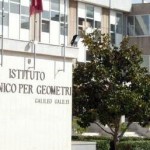 UN COLPO DI ARMA DA FUOCO BUCA I VETRI DI UNA SCUOLA DI LECCE