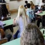 NON STA ATTENTO IN CLASSE E SI BECCA UNO SCHIAFFONE IN FACCIA / I GENITORI DENUNCIANO IL PROFESSORE