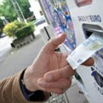 TRE LADRI PORTANO VIA LA MACCHINETTA DELLE BANCONOTE AL DISTRIBUTORE DI CORIGLIANO
