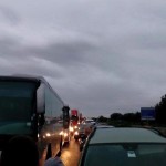 SI ALZA IL LIVELLO DELLA PROTESTA CONTRO GLI ABBATTIMENTI FOLLI, “IL POPOLO DEGLI ULIVI” BLOCCA LA SUPERSTRADA LECCE – BRINDISI. SLOGAN, STRISCIONI E UN RAMOSCELLO D’ ULIVO PER TUTTI