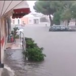 NUBIFRAGIO NEL SALENTO: CROLLA STAZIONE DI SERVIZIO, FULMINE SU UN RISTORANTE, MELENDUGNO SOMMERSA DALL’ ACQUA