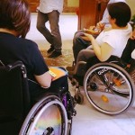 “In campagna elettorale hanno aumentato il monte ore, oggi lo azzerano” – LA PROTESTA DELLE FAMIGLIE DI MESAGNE LASCIATE SOLE CON I LORO CARI PORTATORI DI HANDICAP GRAVE, UNA SITUAZIONE CHE PRESTO POTREBBE COINVOLGERE TANTI ALTRI COMUNI. DESTREGGIANDOCI A FATICA FRA LE SIGLE E LA CONFUSIONE DELLA BUROCRAZIA, ABBIAMO CERCATO DI CAPIRE DI CHI E’ LA COLPA