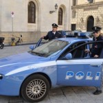 TENTA UNA RAPINA IN CENTRO E IN PIENO GIORNO CONTRO UN RAGAZZO CINESE, CHE GRIDA E GLI MORDE UNA MANO: ARRESTATO GIOVANE LECCESE