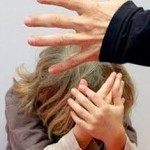 BAMBINI PICCHIATI E INSULTATI IN UN ASILO DI TUGLIE: UN VIDEO ‘INCHIODA’ LA MAESTRA – video