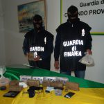 DUE CHILI DI EROINA TROVATI NELL’ AUTO, CINQUE SCOPERTI IN CASA. UN UOMO DI SCORRANO ARRESTATO CON LA CONVIVENTE DALLA GUARDIA DI FINANZA
