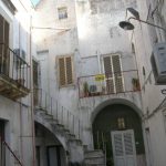 UNA BOMBA NELLA NOTTE CONTRO LA CASA DOVE ABITA UN GIOVANE PREGIUDICATO A COPERTINO, NESSUN FERITO, MA ABITAZIONE INAGIBILE E TANTA PAURA