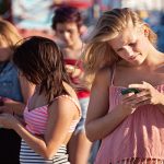HANNO TUTTI LO SPARTPHONE, SI REALIZZANO SOLTANTO NEL ‘GRUPPO’, PIU’ DELLA META’ SI UBRIACA, UN QUARTO SI DROGA: COSI’ SONO CAMBIATI GLI ADOLESCENTI PUGLIESI
