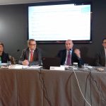 TAP / NO TAP – 1 – LA CONFERENZA STAMPA DI QUESTA MATTINA A BARI TUTTA PER RASSICURARE CHE I LAVORI INIZIERANNO IL 13 MAGGIO, ANZI, SONO GIA’ INIZIATI. IL TOP MANAGER MICHELE ELIA SI VESTE DA BABBO NATALE, ANZI, DA SAN NICOLA, PROMETTE MILIONI DI EURO DI QUA, CENTINAIA DI MIGLIAIA DI LA’ E INFINE PROCLAMA: “Sapremo far crescere il settore del turismo”