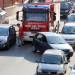 LASCIATE L’ AUTO IN INDIVIETO DI SOSTA, O IN DOPPIA FILA? ATTENTI, MULTA A PARTE, POTREBBE COSTARVI UN PROCESSO PENALE