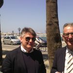 TAP / NO TAP – 2 – LA CONTRO – CONFERENZA STAMPA DEL SINDACO DI MELENDUGNO SUL MARCIAPIEDE DEL LUNGOMARE. MARCO POTI’: “Ma quale strategica? E’ un’ opera inutile e dannosa”