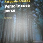 LEGGO, E COMPRENDO L’UNIVERSO / “VERSO LE COSE PERSE” IN UN ROMANZO UNA CATASTROFE ROCK E APPASSIONANTE FIRMATA PASQUALE SCALONE