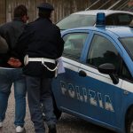 PICCHIA LA EX CONVIVENTE E LA FIGLIA, ARRESTATO