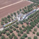ULTIM’ORA / SCONTRO FRONTALE A TUTTA VELOCITA’ FRA DUE TRENI REGIONALI CHE VIAGGIAVANO IN DIREZIONI OPPOSTE SULLO STESSO BINARIO UNICO. IN PIENO GIORNO. APPARE INCONCEPIBLE, EPPURE QUESTO E’ SUCCESSO ALLE 11 FRA CORATO E RUVO. DECINE DI VITTIME E DI FERITI