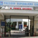 VA AL PRONTO SOCCORSO PERCHE’ AGITATO, INFATTI RUBA UN ANSIOLITICO, DOPO AVER PICCHIATO IL PORTINAIO