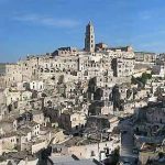 TENTANO DI RAPINARE UN ANZIANO DI 94 ANNI, FERMATI DALLA BADANTE ROMENA, FINISCONO ARRESTATI UNA DONNA DI CASTELLANA GROTTE E UN MINORENNE