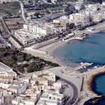 MORTE ASSURDA DI UN UOMO CHE CADE DAL TERRAZZO DELLA PALAZZINA DI OTRANTO: AVEVA DIMENTICATO LE CHIAVI DI CASA E VOLEVA CALARSI SUL BALCONE