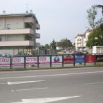LECCE INVASA DA STRUTTURE METALLICHE INUTILI E PERSINO PERICOLOSE. UN ALTRO ESEMPIO DI COME SI UCCIDE L’ECONOMIA DEL TERRITORIO