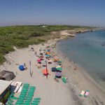 TOLGONO SABBIA E MACCHIA MEDITERRANEA PER FARE UN PARCHEGGIO DAVANTI LE SPIAGGE DI SAN FOCA, AREA SEQUESTRATA E UNA PERSONA DENUNCIATA