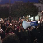 IN SERATA ASSEMBLEA PUBBLICA NELLA PIAZZA DI MELENDUGNO, IL SINDACO MARCO POTI’ SPIEGA E RACCONTA. ECCO QUELLO CHE HA DETTO. POI I TANTI PRESENTI DECIDONO DISOBBEDIENZA CIVILE E PROTESTA NON VIOLENTA PER DOMANIMATTINA