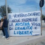 “Un popolo che vuol tornare ad essere sovrano”, ALESSANDRO DI BATTISTA A SAN FOCA ALLA MANIFESTAZIONE DEL M5S CONTRO IL GASDOTTO. POI L’ APPUNTAMENTO A DOMANIMATTINA: “Alle 5 tutti al presidio! E portate i vostri figli, i vostri parenti, i vostri amici” – reportage fotografico