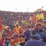 LA PARTITA / TRIDENTE DEVASTANTE, IL LECCE NE FA TRE. PADALINO ANCORA CONTESTATO, TUTTO LO STADIO APPLAUDE LO STRISCIONE NO TAP DELLA NORD