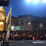 IL POPOLO DEI CINQUE STELLE A LECCE A PORTA SAN BIAGIO INTORNO AD ALESSANDRO DI BATTISTA: “Dateci una mano, non ci votate e basta, valutate, controllate, partecipate”