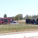 SULLA ROTATORIA NEI PRESSI DEL ‘FAZZI’ CAMION SI RIBALTA