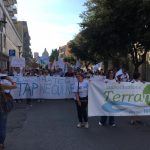 CHI C’ ERA (E CHI NON C’ ERA), COSA HANNO DETTO, COME E’ STATA LA MANIFESTAZIONE DEL COMITATO NO TAP CHE HA PORTATO FRA LE STRADE DI LECCE CITTA’ LA PROTESTA CONTRO IL ‘MAFIODOTTO’ DELLA TAP