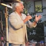 UN BEPPE GRILLO IN GRAN FORMA, ANCORA PIU’ ISPIRATO DEL PASSATO, VA A TARANTO NON AD ELEMOSINARE UN VOTO, MA A CHIAMARE TUTTI ALL’ IMPEGNO IN PRIMA PERSONA, PROIETTANDOSI GIA’ IN UN FUTURO DA PROTAGONISTI, IN UNA “visione di civiltà avanzata” CHE – HA SPIEGATO – CONSISTE “nel fare le cose con meno materie prime, meno consumi, meno ore di lavoro”